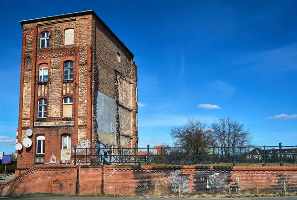 Fachada Edifício Tijolos Vermelhos Destruído Poznan — Fotografia de Stock