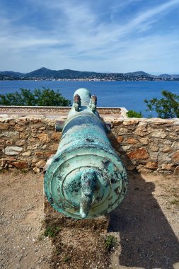 Saint Tropez Akdeniz Ortaçağ surlarının duvarlara savaş topu