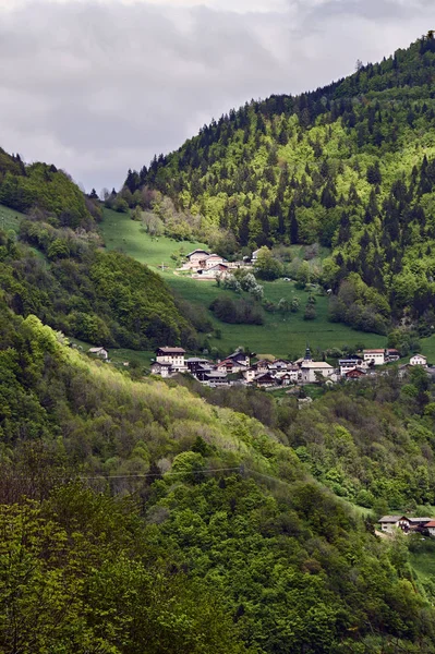 フランスのサヴォワ県のアルプスの山の風景 — ストック写真
