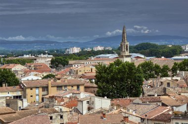 Avignon şehir panoraması ile Fransa ortaçağ bir kilisenin çan kulesi
