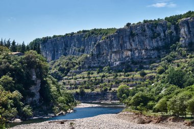 Fransa'da Ardèche Nehri'nin kayalık gorge