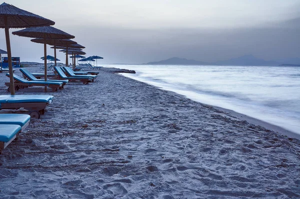 Parasols Het Strand Avond Het Eiland Kos — Stockfoto