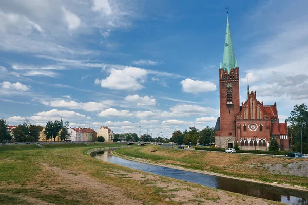 Nehir Neo Gotik Kilise Çan Kulesi Legnica Polonya Ile — Stok fotoğraf