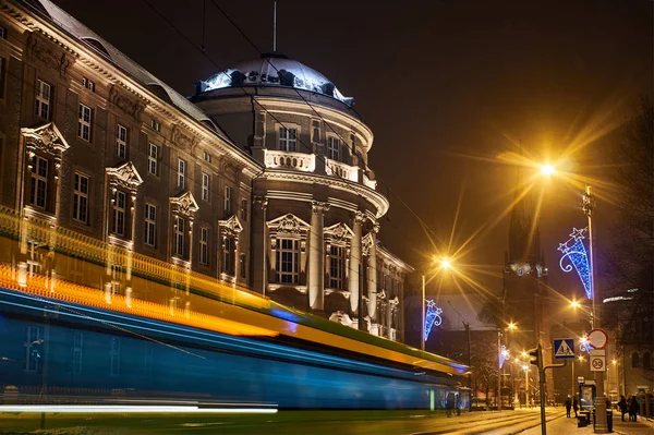 Ulice Před Lékařské Univerzity Pozna Noci — Stock fotografie