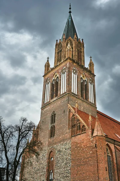 中世ゴシック様式の教会で 鐘楼がある — ストック写真
