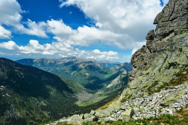 Kayalık tepeler ve Polonya Tatra Dağları'nda bulutlu gökyüzü