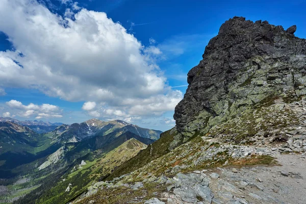 多岩石的山峰和密布在波兰 Tatra — 图库照片