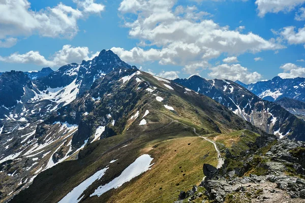 多岩石的山峰和密布在波兰 Tatra — 图库照片