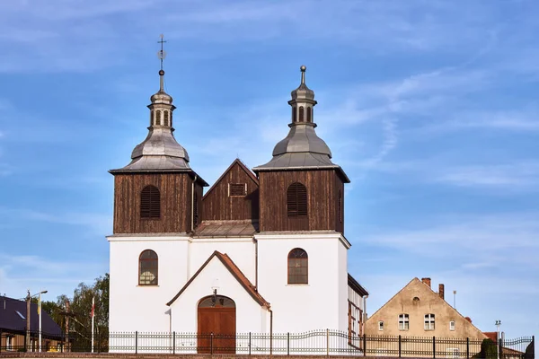 Polonya Ahşap Çan Kulesi Ile Kırsal Parish Kilisesi — Stok fotoğraf