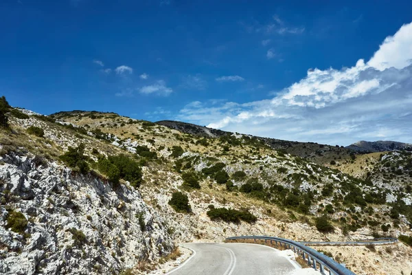 Asfalt Yol Kayaların Lefkada Yunan Adası Arasındaki — Stok fotoğraf