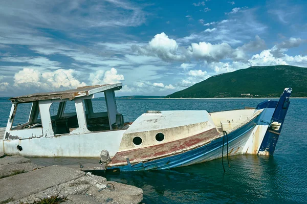 Yunanistan Lefkada Bağlantı Noktası Bir Batık Balıkçı Teknesi — Stok fotoğraf