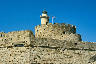 Deniz feneri ve Aziz Nikolaos Ortaçağ Kalesi Rodos Adası