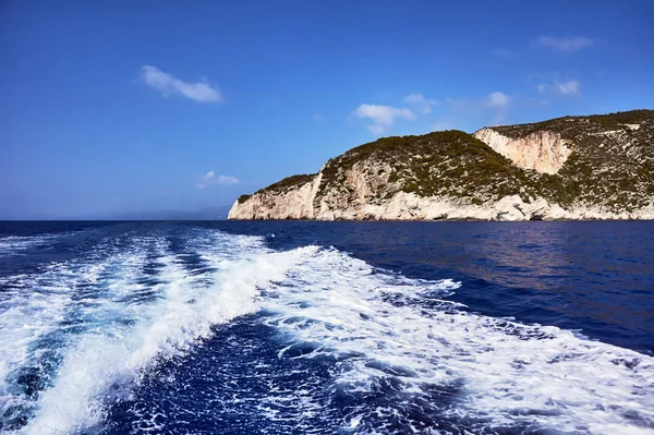 在Zakynthos岛上有一个岩石悬崖的海岸 — 图库照片
