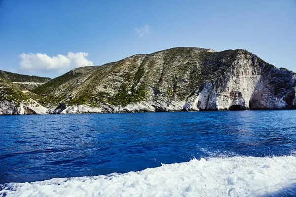 Partot Egy Sziklás Sziklával Zakynthos Szigetén — Stock Fotó