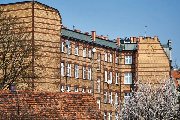 Bahar Ağaçları Kırmızı Tuğla Poznan Bina Cephe — Stok fotoğraf