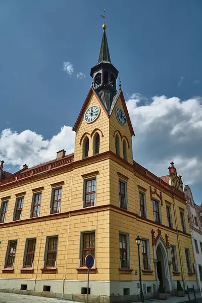 Historické Radnice Věžními Hodinami Náměstí Tržištěm Městě Vidnava České Republice — Stock fotografie