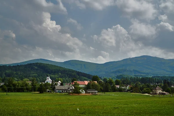Ländliche Landschaft Mit Kirchturm Und Berghängen Der Tschechischen Republik — Stockfoto