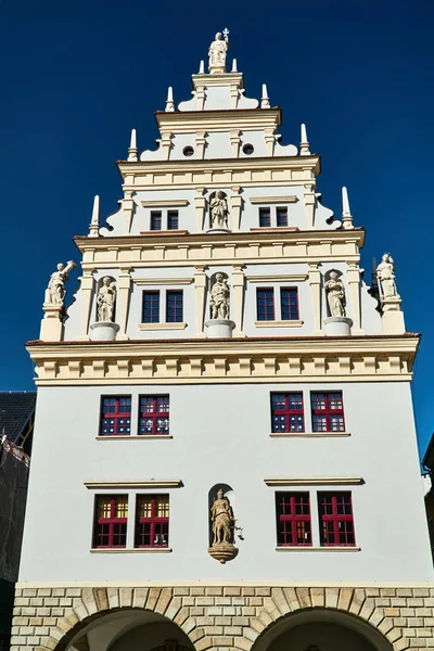 Fasaden Ett Historiskt Hyreshus Vid Torget Staden Nysa Polen — Stockfoto