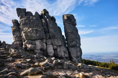 Granit, güneşli bir sonbahar gününde Polonya 'daki Dev Dağlar' da iç içe geçer.