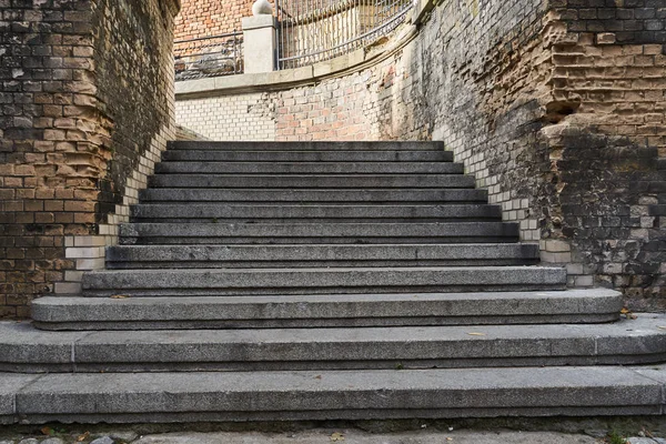 Escadas Pedra Uma Parede Tijolos Destruída Cidade Poznan — Fotografia de Stock