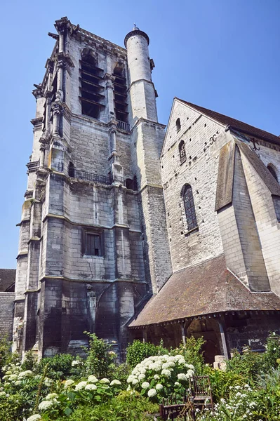 フランスのトロワ市にある中世の歴史的教会のある庭園 — ストック写真