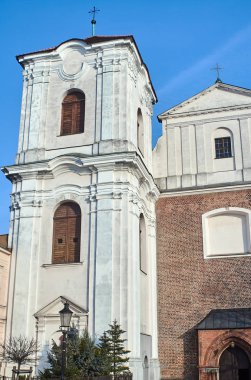 Çan kulesi ve Poznan 'daki Katolik Kilisesi cephesi