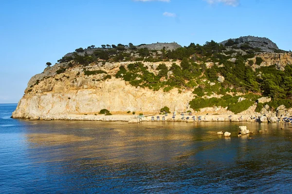 Skalisty Klif Plaża Skraju Morza Śródziemnego Wyspie Rodos — Zdjęcie stockowe