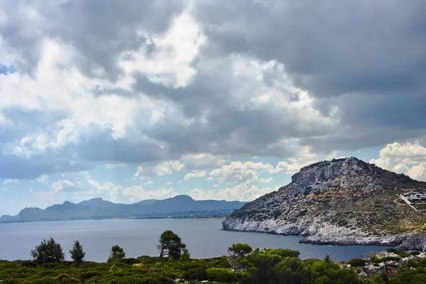 Skaliste Urwiska Skraju Morza Śródziemnego Wyspie Rodos — Zdjęcie stockowe
