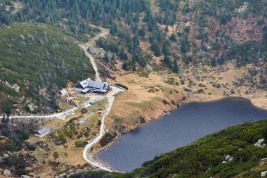 Polonya 'daki dev dağlardaki buzul gölündeki dağ evi.