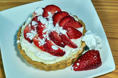 Krem şantili ve çilekli kek.