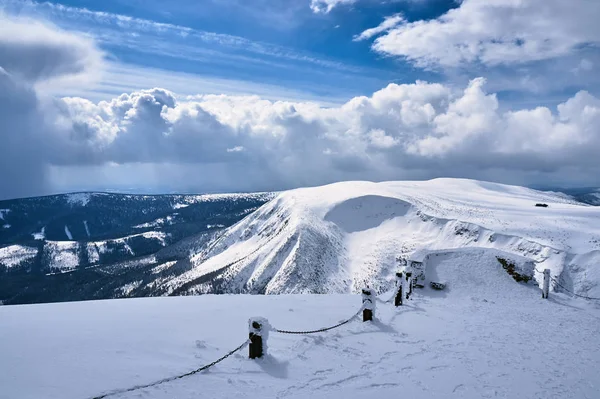 ポーランドの巨大山脈の曇りの日に冬の風景 — ストック写真