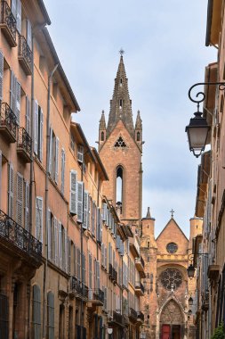 Fransa 'nın Aix-en-Provence şehrinde dar bir sokakta ranza evleri ve çan kulesi