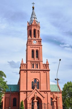 Poznan 'daki Neo-Gotik tuğla Katolik Kilisesi' nin belfty 'si.
