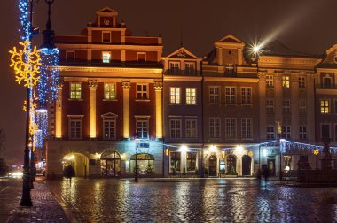 Poznan 'daki tarihi konutların önünde Noel süslemeleri