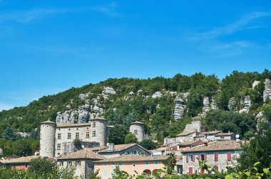 Fransa 'nın ortaçağ Vogue kasabasındaki taş evler ve kaleler