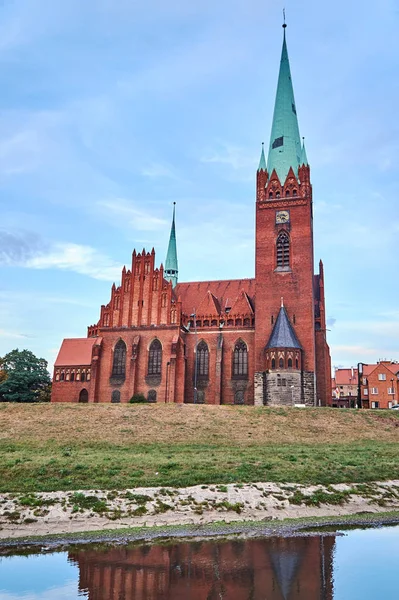 Река Неоготическая Церковь Колокольней Польском Городе Лешка — стоковое фото