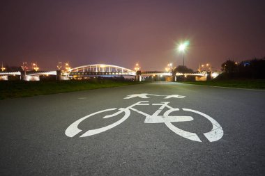 Poznan 'da gece Warta Nehri üzerinde yürüyüş ve bisiklet yolu