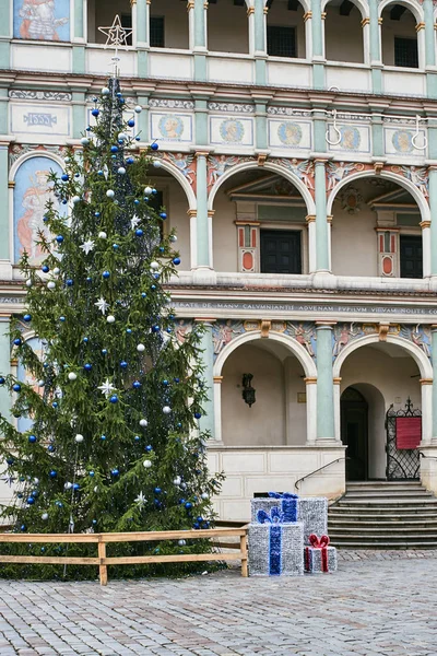 クリスマス ツリーとポズナンでの建築ルネサンス市庁舎のファサード — ストック写真