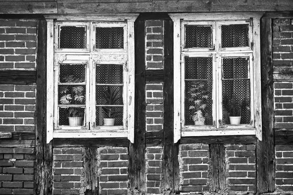 Ventanas Madera Pared Entramado Madera Una Casa Rural Polonia —  Fotos de Stock