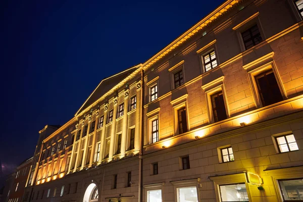 Poznan Gece Vakti Neoklasik Tarzda Tarihi Bir Apartman Binasının Cephesi — Stok fotoğraf