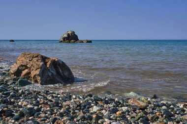 Yunanistan 'da Ege Denizi kıyısındaki kaya ve kayalar