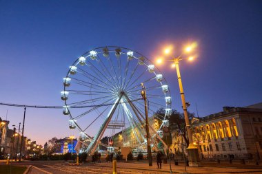 Poznan 'daki Noel pazarında dönme dolap.