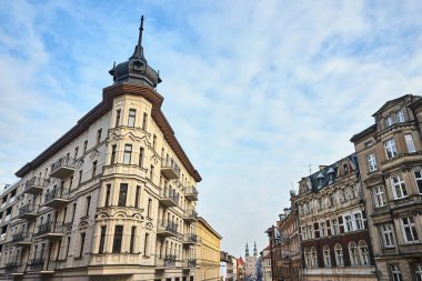 Poznan 'da tarihi apartman evleri ve kilise kuleleri olan bir cadde.