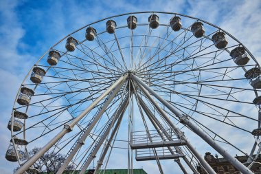 Poznan 'daki Noel pazarında dönme dolap.