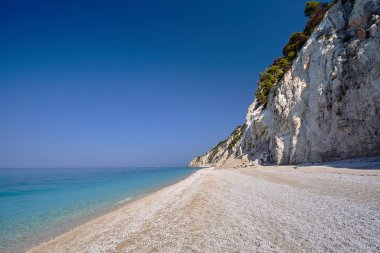 Yunan adası Lefkada 'da taş plaj ve kayalık kayalık.