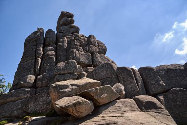 Granit, güneşli bir günde Polonya 'nın dev dağlarında iç içe.
