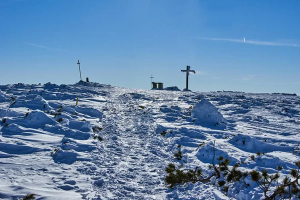 冬天在波兰别斯基迪山的Pilsko山顶上交叉 — 图库照片