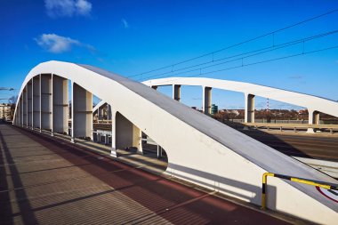 Poznan şehrindeki Warta nehri üzerindeki karayolu köprüsünün çelik yapısı.