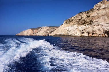 İyon Denizi kıyısındaki kayalık uçurum Zakynthos adasında