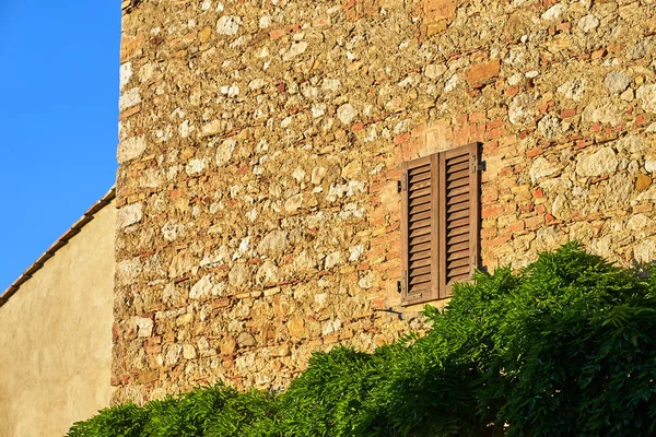 Stenmur Med Fönster Ett Historiskt Hus Staden Magliano Toscana Italien — Stockfoto